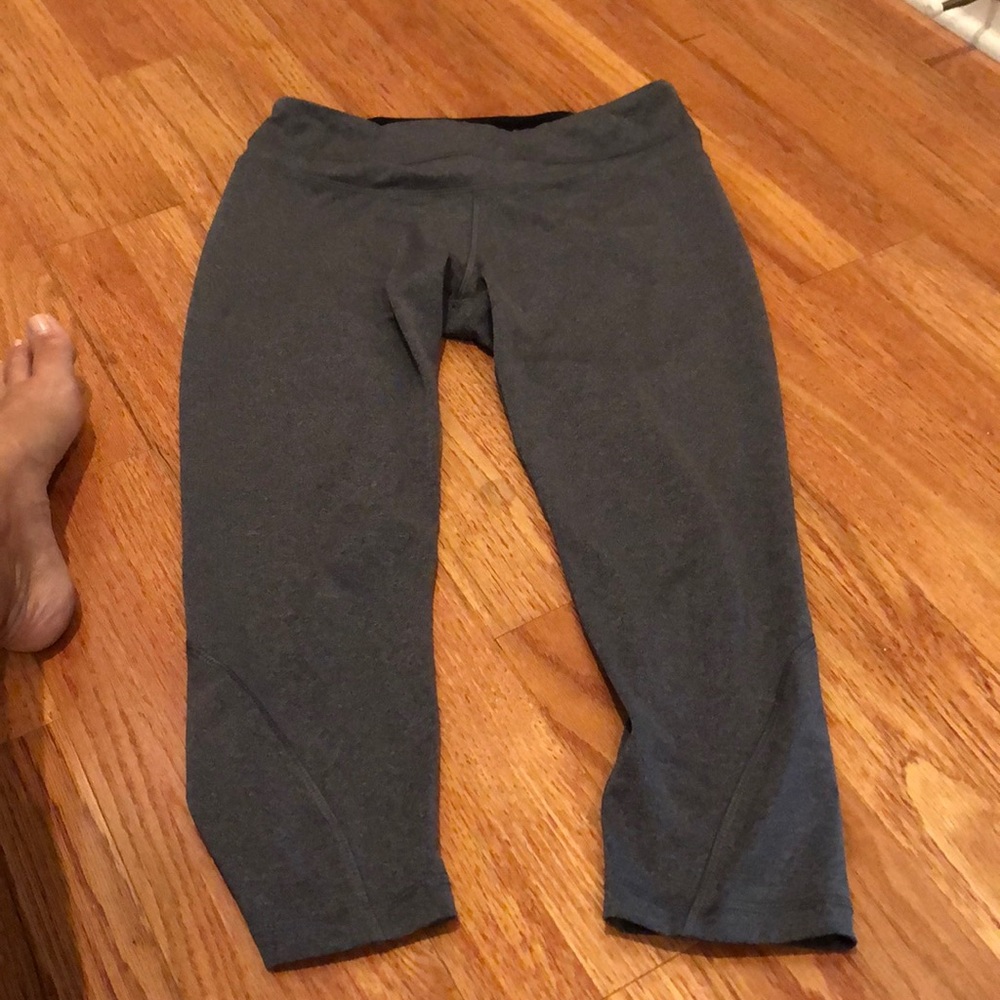 Cropped grey leggings